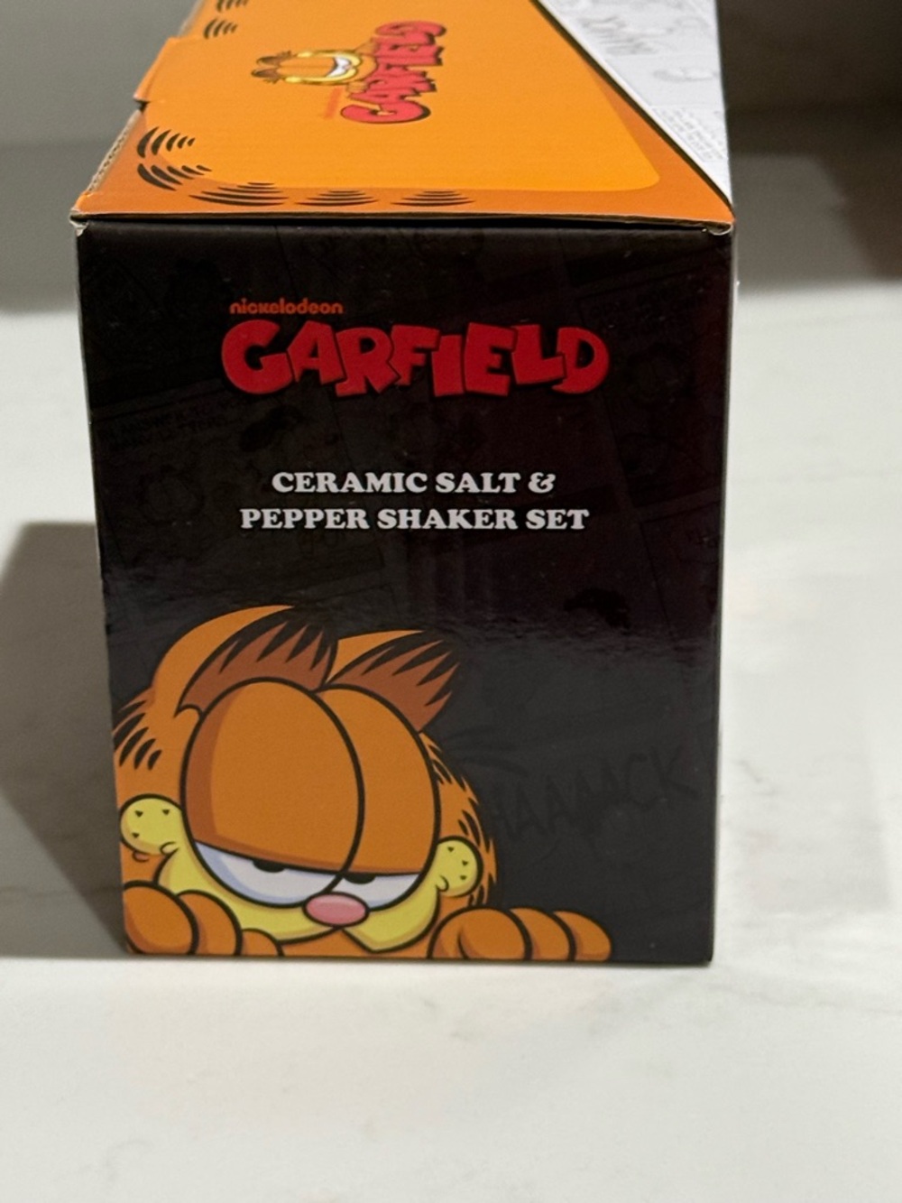 Nickelodeon Garfield Orange & Yellow Ceramic Salt and Pepper Shaker Set - Picture 4 of 5